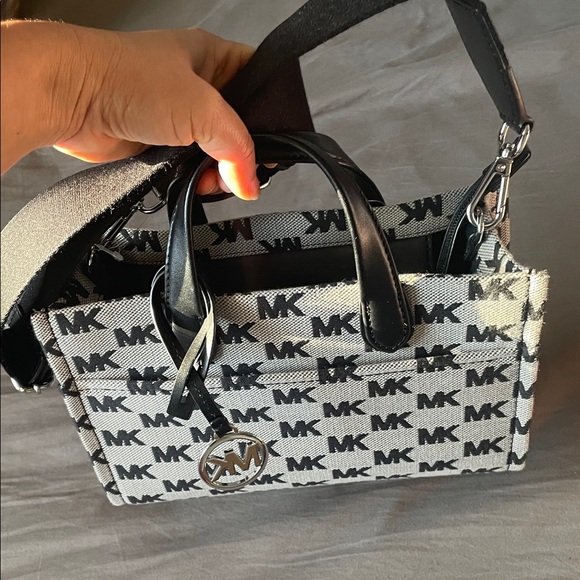 Michael Kors Black and Grey GiGi Small Messenger Bag - Picture 6 of 8